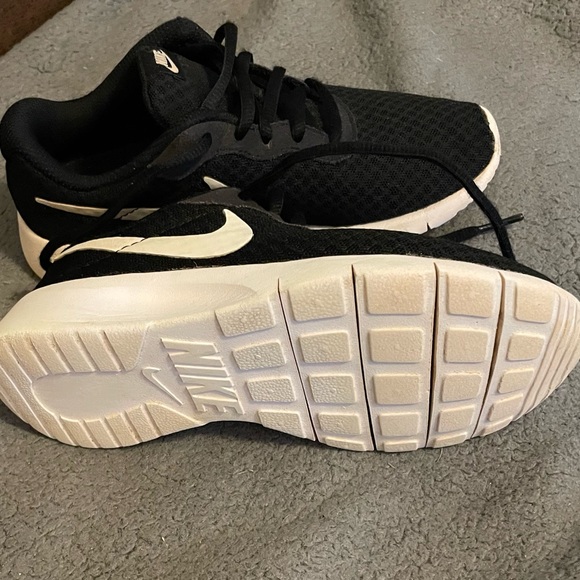 Kids Black Nikes - Picture 3 of 4